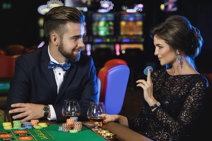 Dealer profesional melempar tiga dadu dalam permainan Sic Bo live